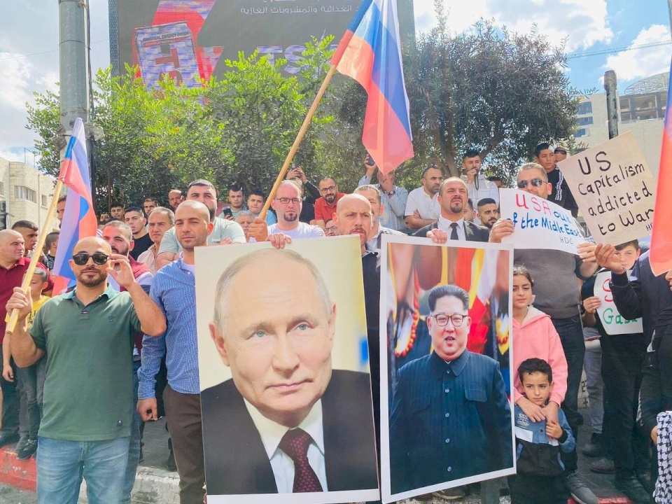 "حاملين صورة بوتين".. مظاهرة في الخليل ضد القصف الإسرائيلي على غزة