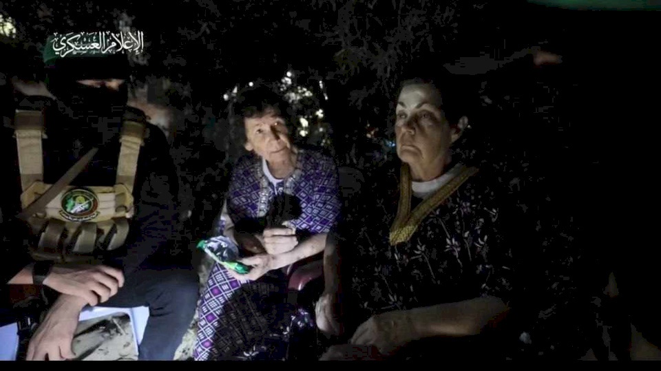 فيديو: القسام تطلق سراح محتجزتين لدواع إنسانية بوساطة مصرية وقطرية