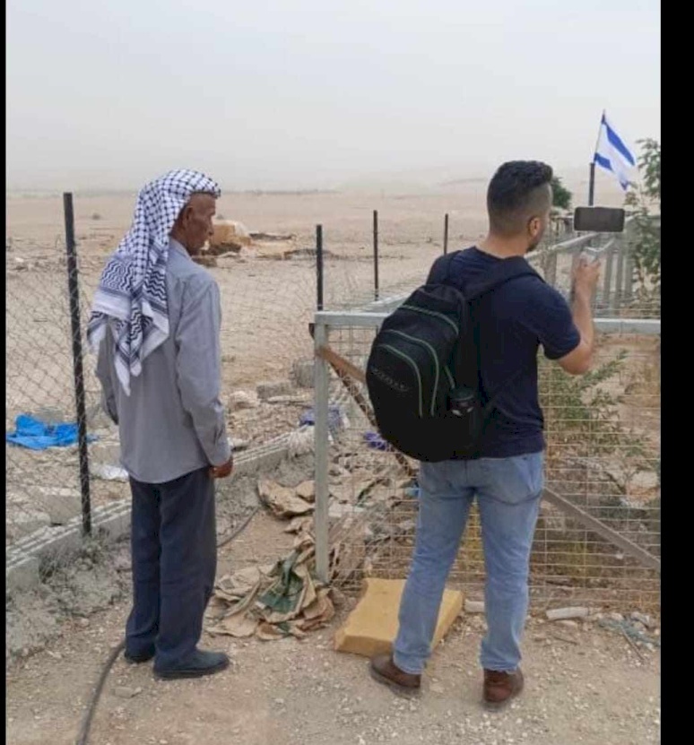 صور: مستعمرون يرفعون العلم الإسرائيلي على مدرسة  غرب أريحا