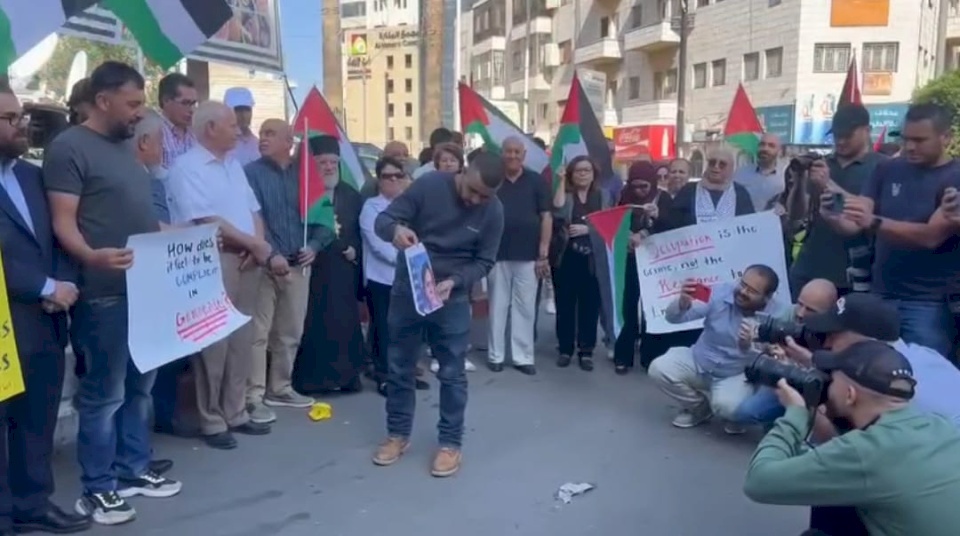 رام الله: متظاهرون يحرقون صور بلينكن قبيل لقائه الرئيس عباس