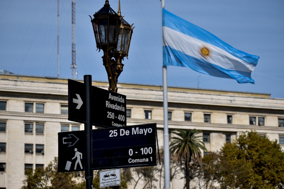 الأرجنتين تخفض قيمة العملة الوطنية 50%