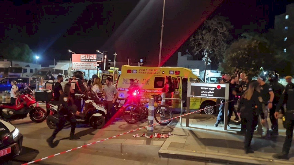 إصابة مستوطنين في عملية طعن شرق القدس وإطلاق النار على المنفذ