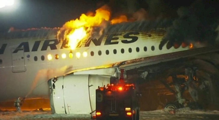بعد يوم من الزلزال- اندلاع النيران في طائرة بمطار هانيدا بطوكيو (فيديو)