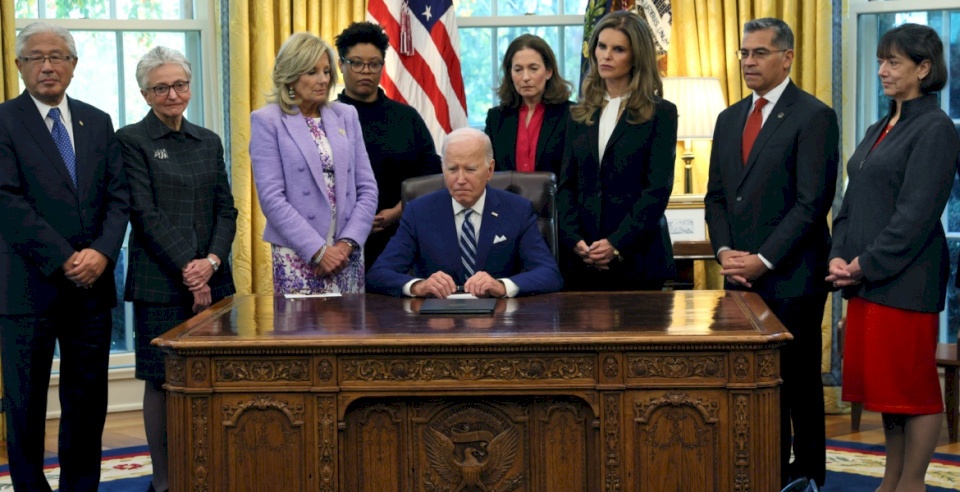 “أطفال غزة يُقتلون وبايدن يحتفل”.. موظفون بالبيت الأبيض يحتجون على الحرب بمقاطعة حفل رئاسي