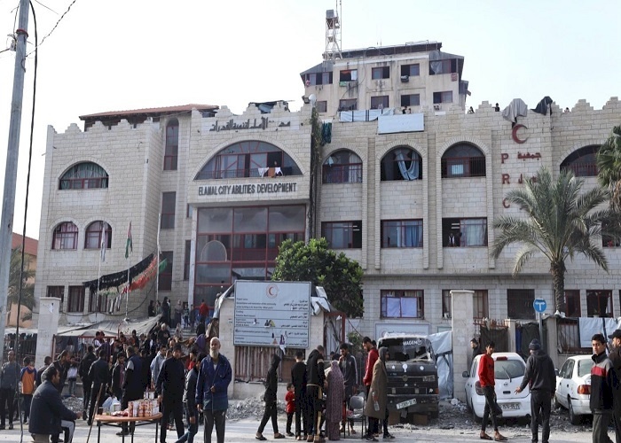 آليات الاحتلال تحاصر مستشفيي الأمل وناصر في خان يونس