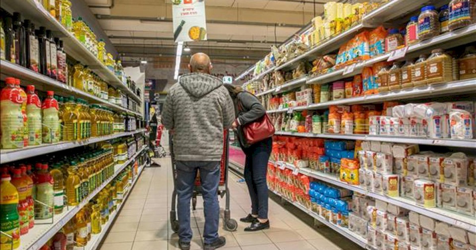 شركات أغذية إسرائيلية عملاقة ترفع أسعار منتجاتها بنسب تصل إلى 25%