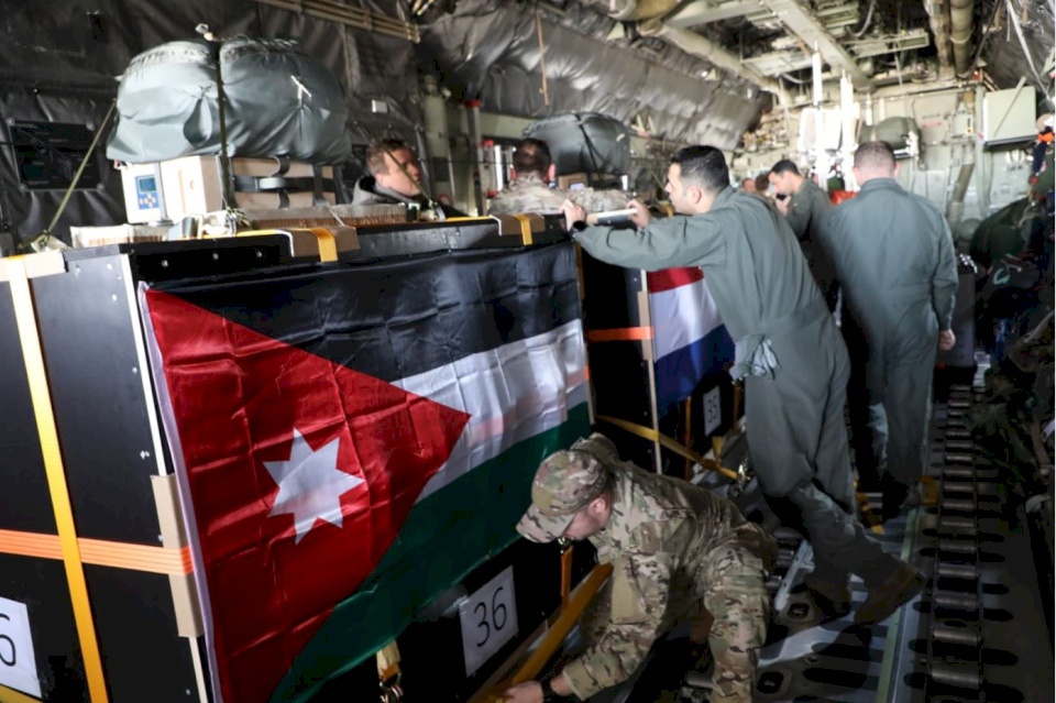 صور: عملية أردنية هولندية مشتركة لإنزال مساعدات ومواد إغاثية في غزة