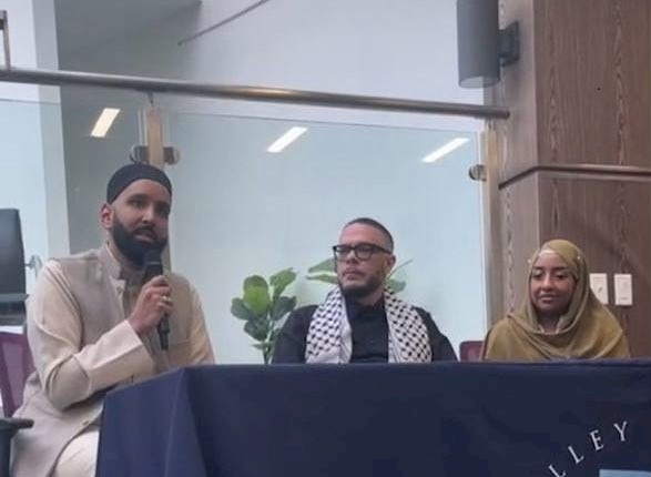 ناشط أمريكي شهير وزوجته يعتنقان الإسلام ليلة أول أيام رمضان (فيديو)