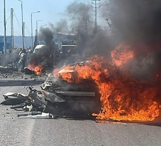 شهيد وجريحان بقصف إسرائيلي لسيارة بمدينة صور اللبنانية