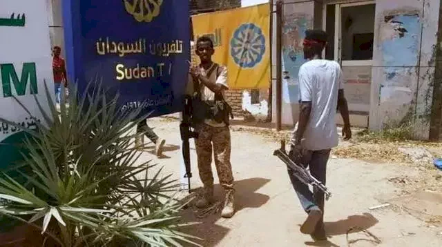 الجيش السوداني يعيد سيطرته على مقر الإذاعة والتلفزيون.. ما أهمية ذلك؟ 