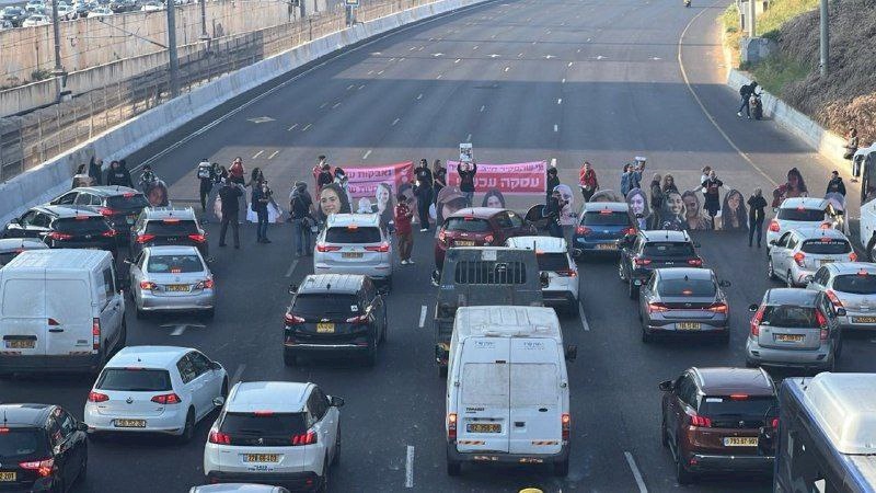 إسرائيليات يغلقن شارعاً في تل أبيب ويطالبن بصفقة تبادل