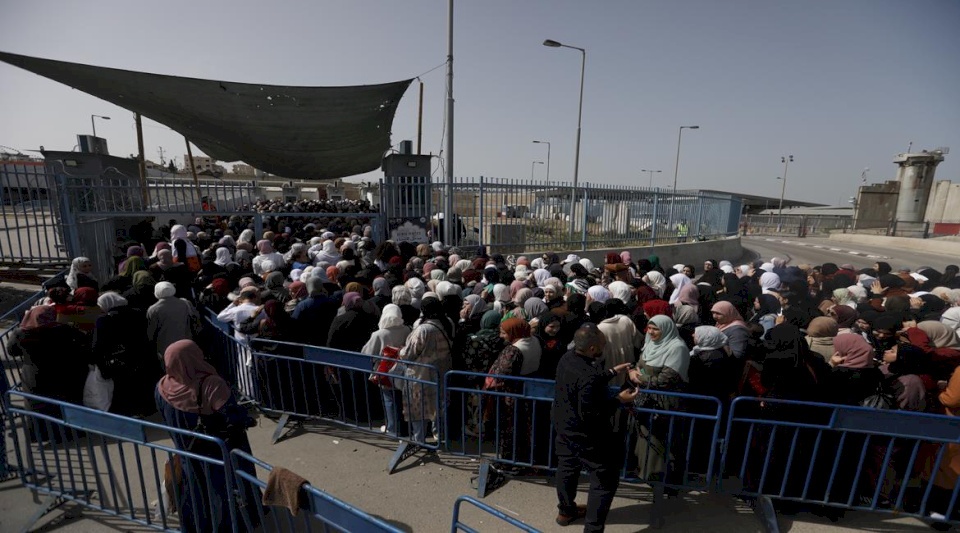  الاحتلال يمنع آلاف المصلين من الوصول للمسجد الأقصى في الجمعة الأولى من رمضان