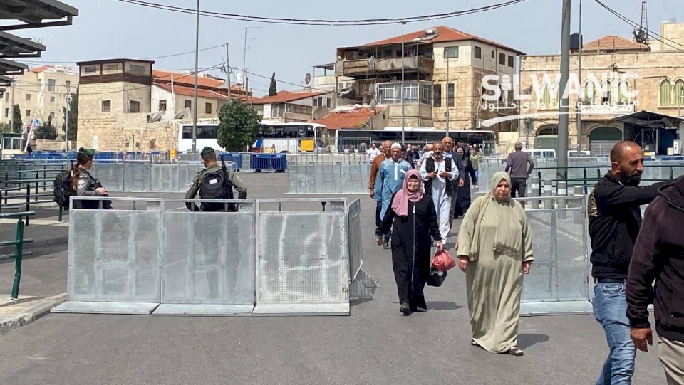    الاحتلال يعيق وصول المواطنين إلى المسجد الأقصى وينكل بعدد من الشبان