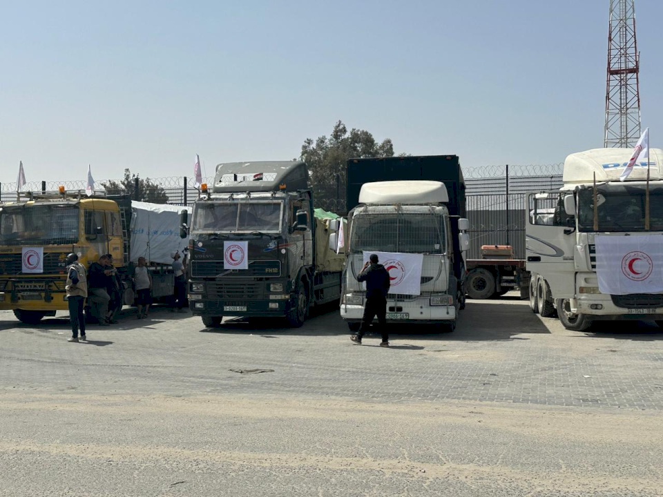 فيديو وصور| الهلال الأحمر الفلسطيني: تمكنا من إدخال 9 شاحنات مساعدات لمناطق شمال غزة