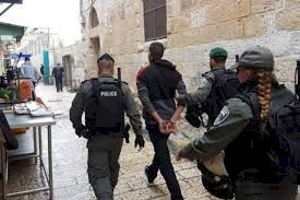 الاحتلال يعتقل مجموعة من الشبان بعد خروجهم من المسجد الأقصى