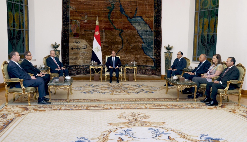 رئيس الوزراء يلتقي الرئيس المصري ويؤكدان على ضرورة وقف العدوان الإسرائيلي بغزة