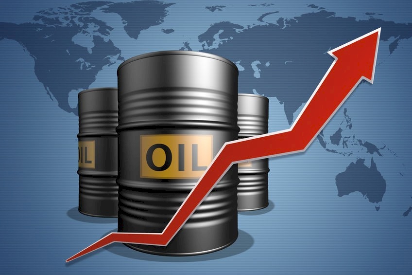 أسعار النفط تقفز 3% وسط تقارير عن ضربات إسرائيلية على إيران