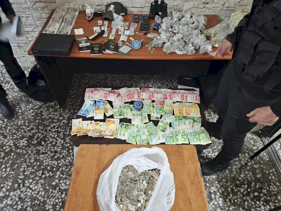 بالصور.. شرطة رام الله القبض على متسول يدير شبكة متسولين ويمتلك أموالا ومركبات حديثة