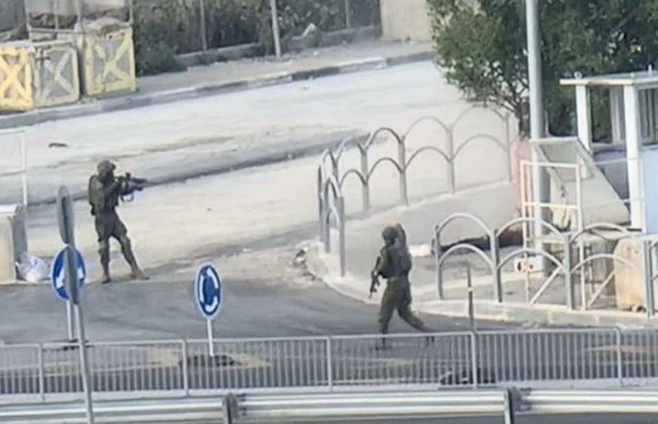 إصابة امرأة وشاب برضوض في اعتداء قوات الاحتلال عليهما غرب الخليل