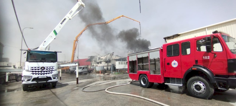 وفاة عامل بحريق مصنع في أريحا (فيديو) 