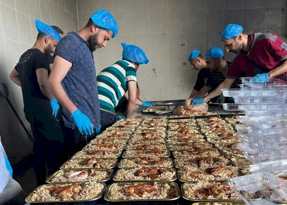  دائرة شؤون اللاجئين توزع أكثر من عشرة آلاف وجبة ساخنة في قطاع غزة  