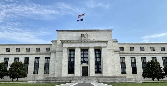 توقعات بخفض أسعار الفائدة من قبل البنكيّن المركزيين في أمريكا وكندا