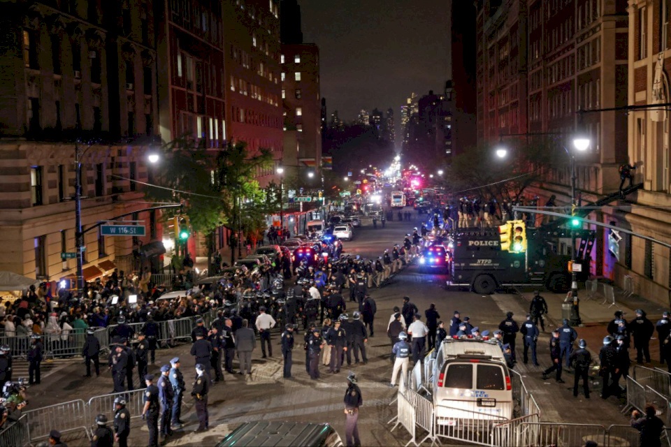 شرطة نيويورك تقتحم جامعة كولومبيا وتفض الاعتصام الداعم لغزة (فيديو)