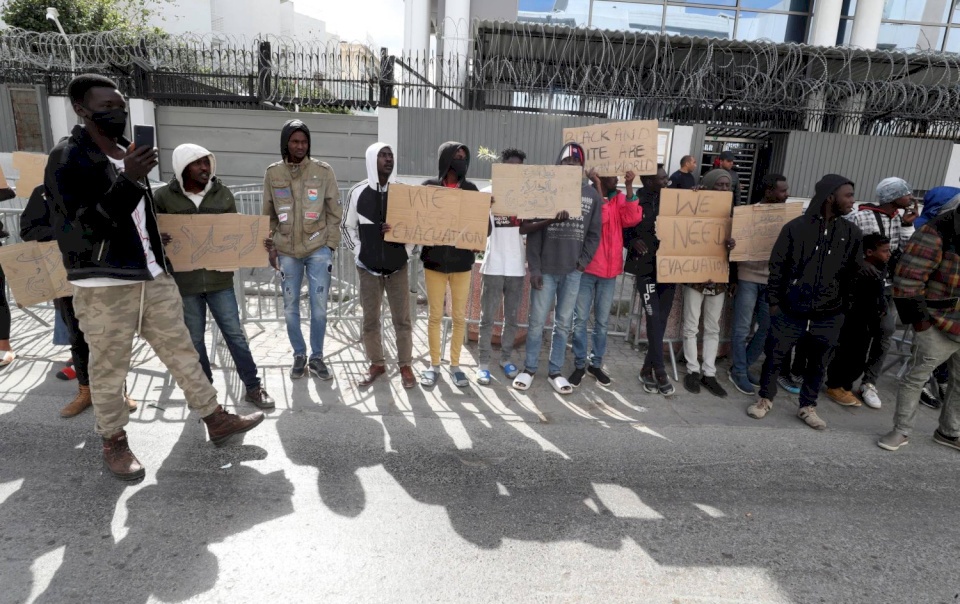 السلطات التونسية تزيل خياماً عشوائية لمهاجرين في العاصمة