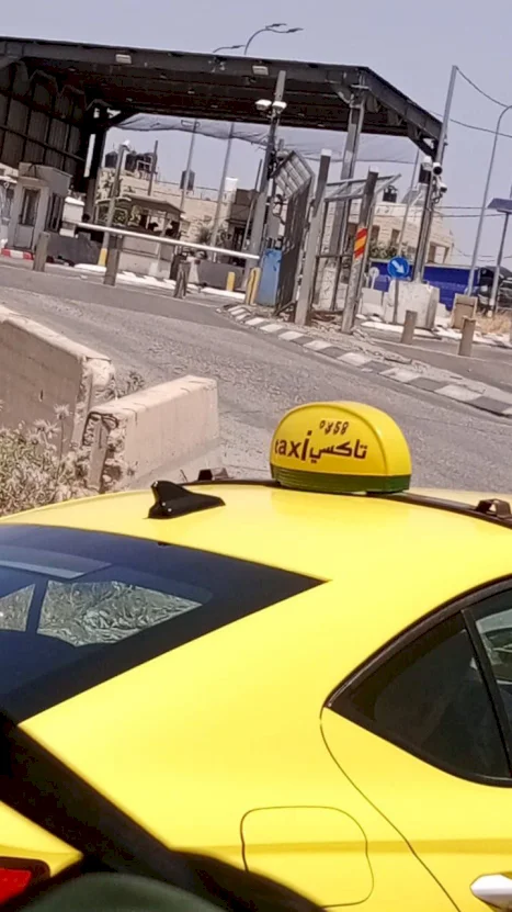 الاحتلال يتسبب بأزمة خانقة على حاجز "الكونتينر"