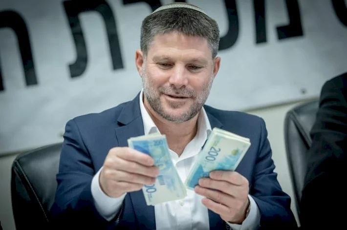 وزير المالية الإسرائيلي يأمر بإلغاء إعفاء يتيح التعاون مع البنوك الفلسطينية