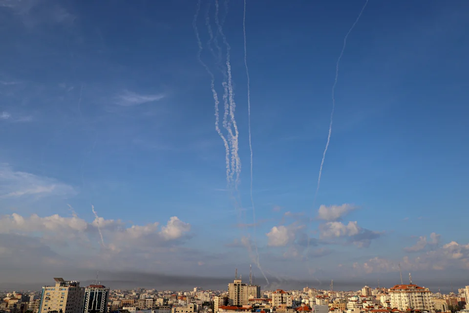 إصابة إسرائيلي وتضرر مبنى في نهاريا بصواريخ لبنان (فيديو)