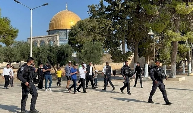 مستوطنون يقتحمون باحات المسجد الأقصى المبارك