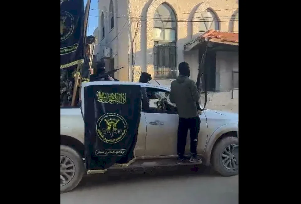 مسلحون في جنين يستولون على مركبتين حكوميتين ويطلقون النار على مقرات أمنية (فيديو) 