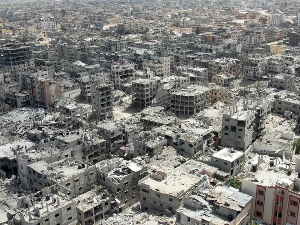 استشهاد طفلتين جراء سقوط جدار منزل تعرض لقصف سابقًا بغزة