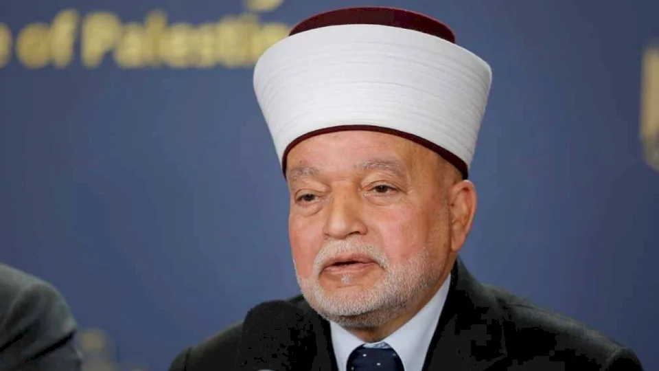 محدث:  الاحتلال يحتجز مفتي القدس ويبعده عن "الأقصى" ويسلمه استدعاء للتحقيق