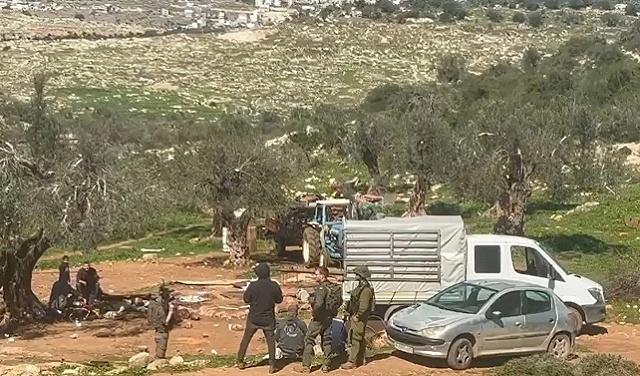 جنود إسرائيليون يجبرون عائلات فلسطينية على الرحيل من مساكنها لصالح بؤرة استيطانية