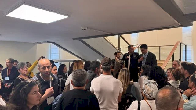 فيديو: حراس الكنيست الإسرائيلي يعتدون على أهالي القتلى والأسرى ويثيرون غضبًا