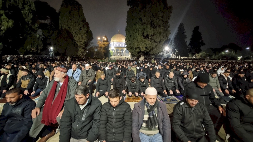 60 ألفا يؤدون صلاتي العشاء والتراويح في رحاب المسجد الأقصى 