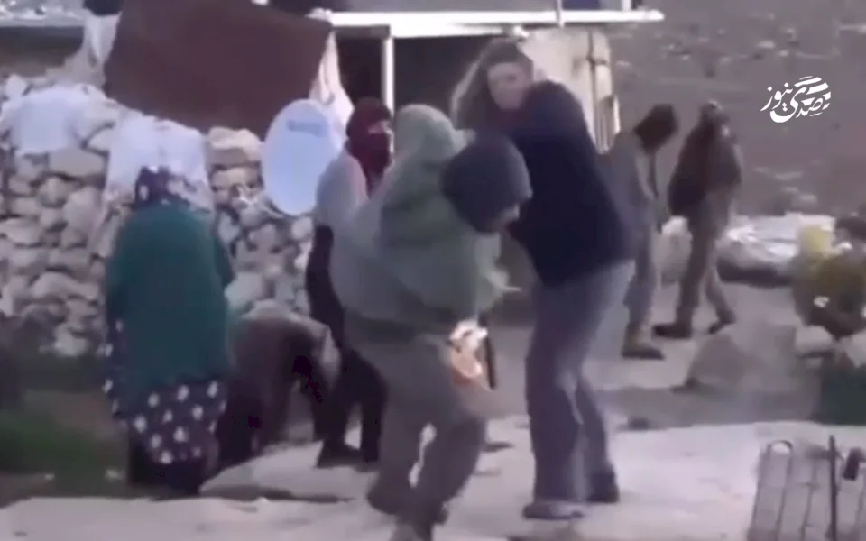 مستعمرون يعتدون على متضامنين أجانب بمسافر يطا