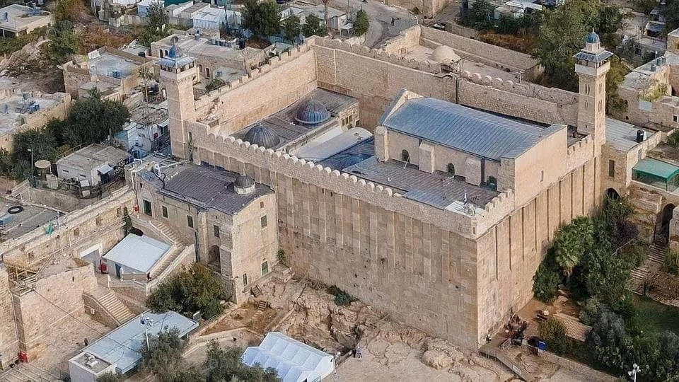 صحيفة عبرية: إسرائيل تقرر نقل صلاحيات مسؤولية الحرم الإبراهيمي لمجلس ديني استيطاني بدلاً من بلدية الخليل الفلسطينية