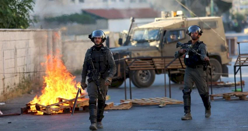 الاحتلال يواصل تصعيده بالضفة.. مداهمات وتفتيش واعتقالات