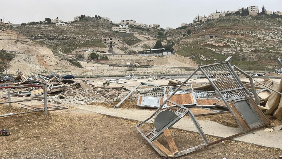 الاحتلال يهدم اسطبلاً للخيل ومنشآت زراعية في أبو ديس
