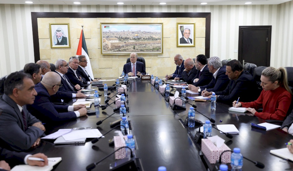  رئيس الوزراء يبحث مع عدد من الخبراء الاقتصاديين والوزراء المعنيين سبل التغلب على اقتطاعات الاحتلال من أموال المقاصة