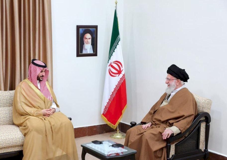 تسليم رسالة من العاهل السعودي إلى المرشد الإيراني