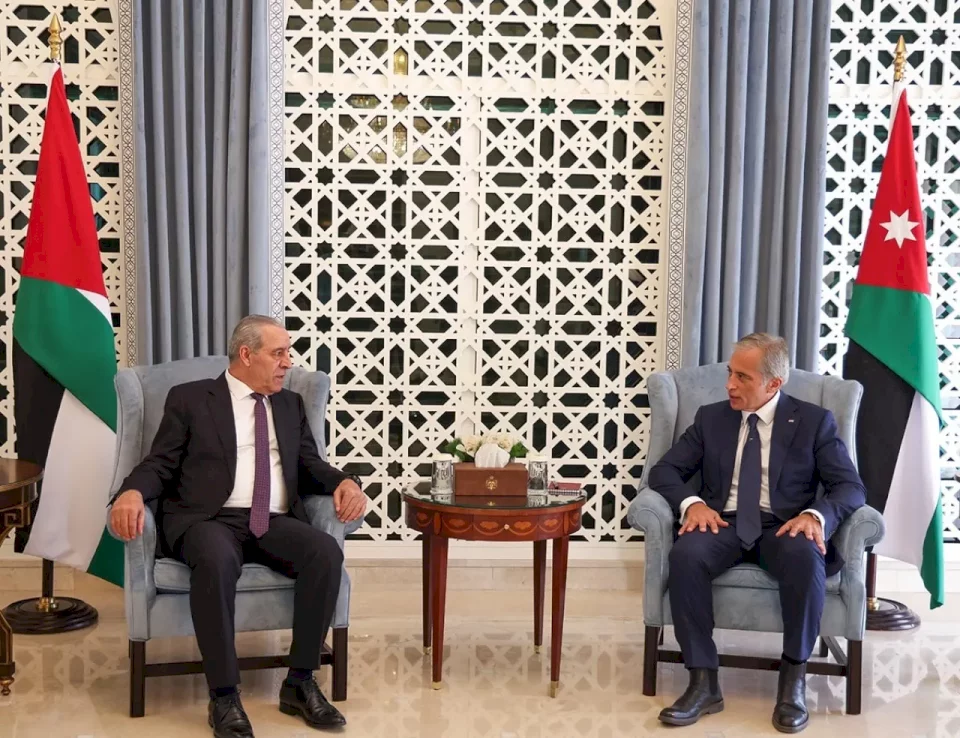 رئيس وزراء الأردن لنائب الرئيس الفلسطيني: "نقف لجانبكم"
