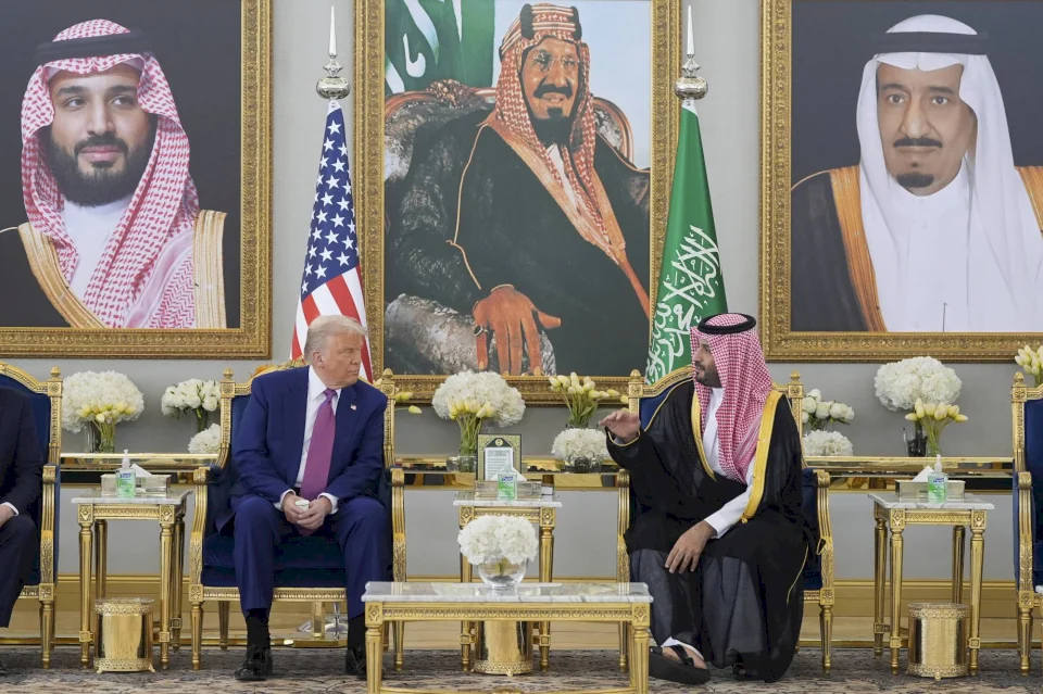 Mohammed Ben Salmane et Trump passent en revue par téléphone les relations de coopération et les évolutions de la région