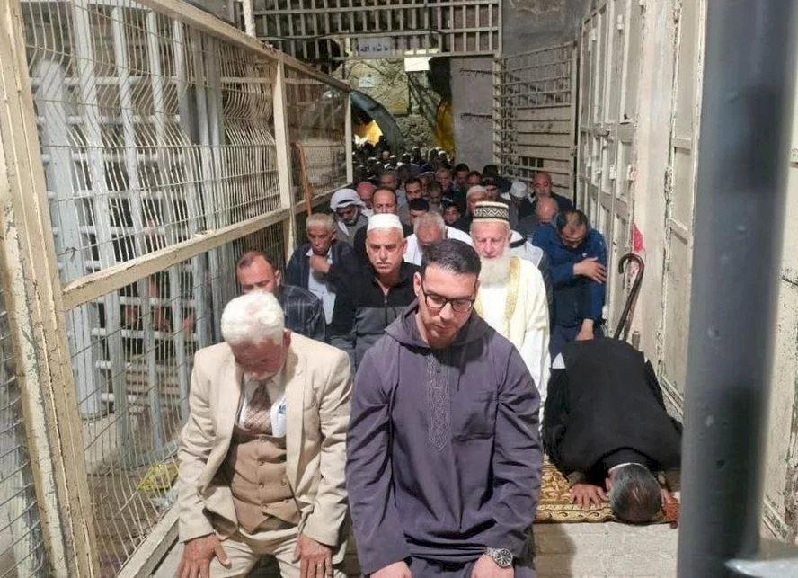 الاحتلال يمنع المواطنين من أداء صلاة الفجر في الحرم الإبراهيمي