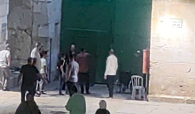 القدس: إصابة شرطي إسرائيلي في عملية طعن وإطلاق النار على المنفذ (فيديو)