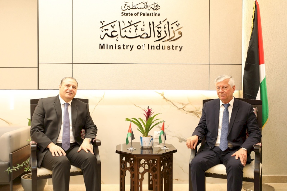 وزير الصناعة يلتقي سفير الأردن لدى فلسطين لبحث تعزيز العلاقات