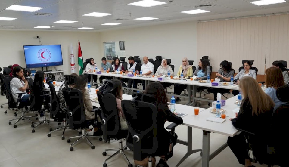 وفد من الحكومة البريطانية يزور جمعية الهلال الأحمر الفلسطيني للاطلاع على جهودها الإنسانية في الضفة الغربية وقطاع غزة